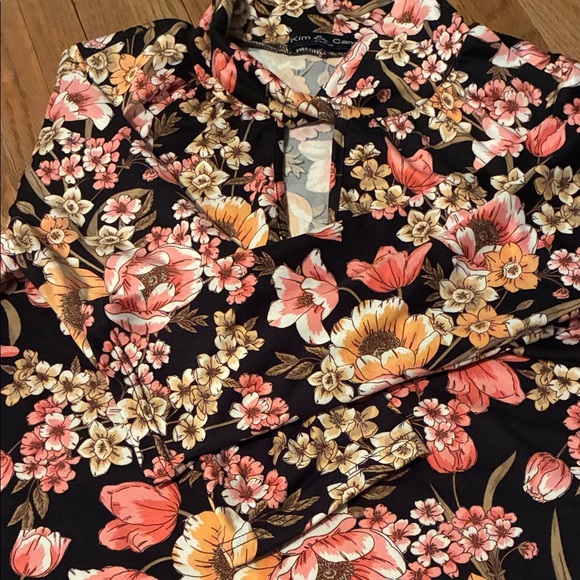 Kim & Cami Floral Short Sleeve Tee - Black and Pink - Picture 9 of 14